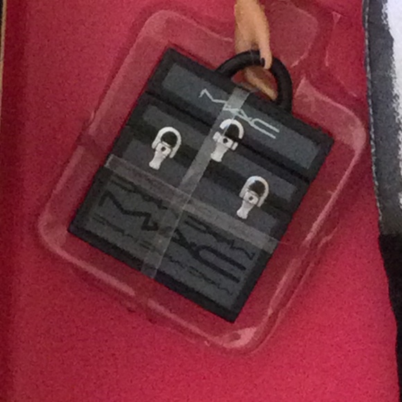 MAC Barbie by Mattel - Picture 8 of 14